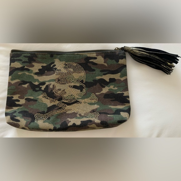 AHDORNED Camo Canvas Skull & Crossbones Canvas Clutch Purse with Metallic Tassel - Picture 2 of 8